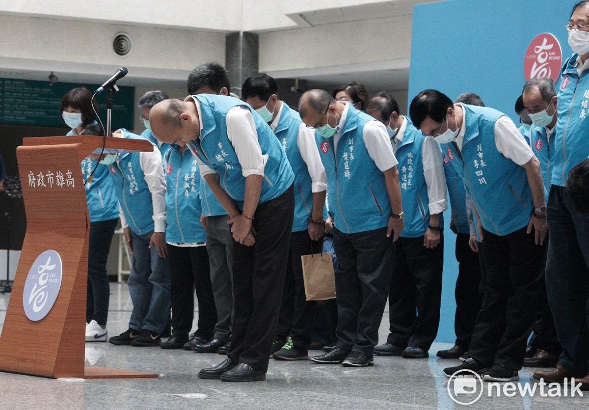 根據高雄市選舉委員統計，同意罷免票數已達75萬1218人，突破罷免門檻，韓國瑜率市府一級主管開記者會，鞠躬感謝昔日89萬票選民支持。 圖：張良一/攝