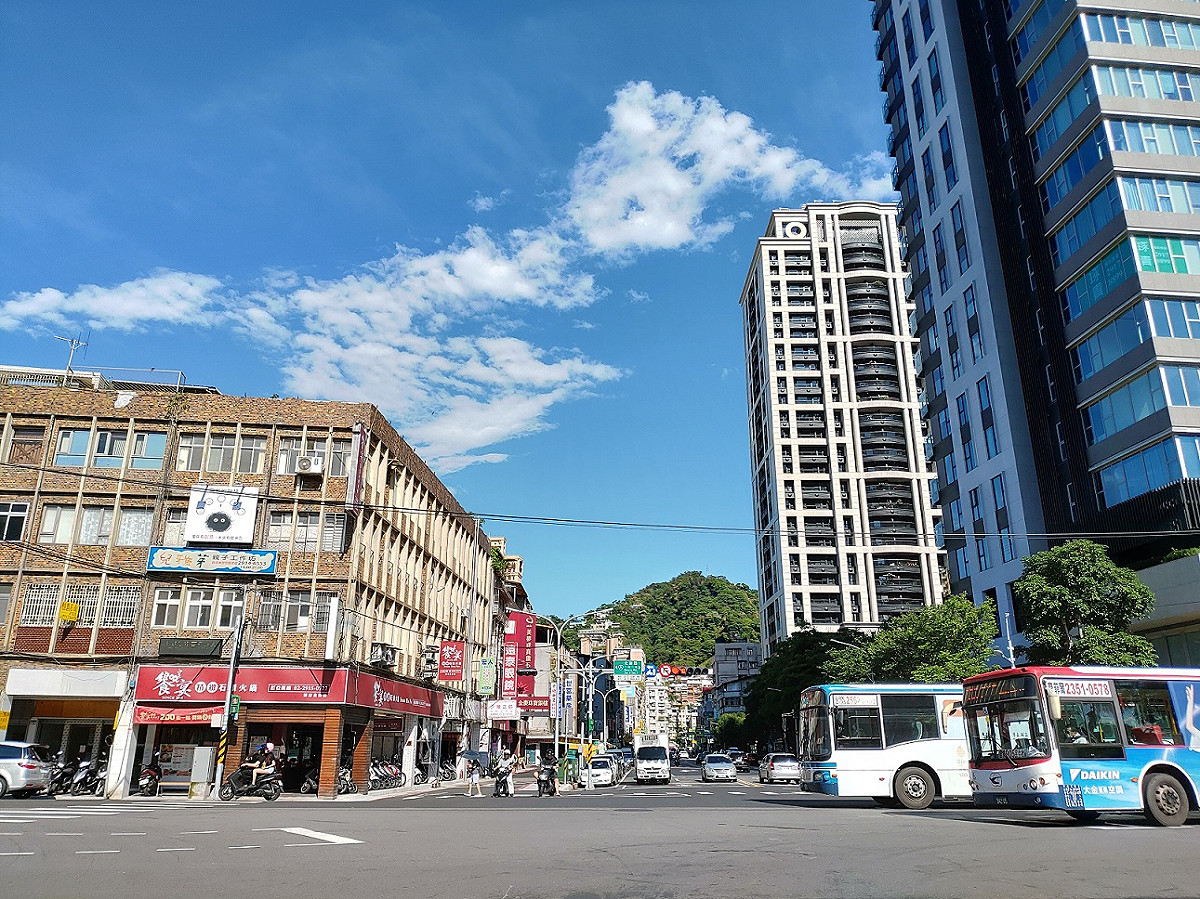新店區稍早傳出多處停電，台電已緊急派人搶修。(示意圖) 圖：謝孟華/攝