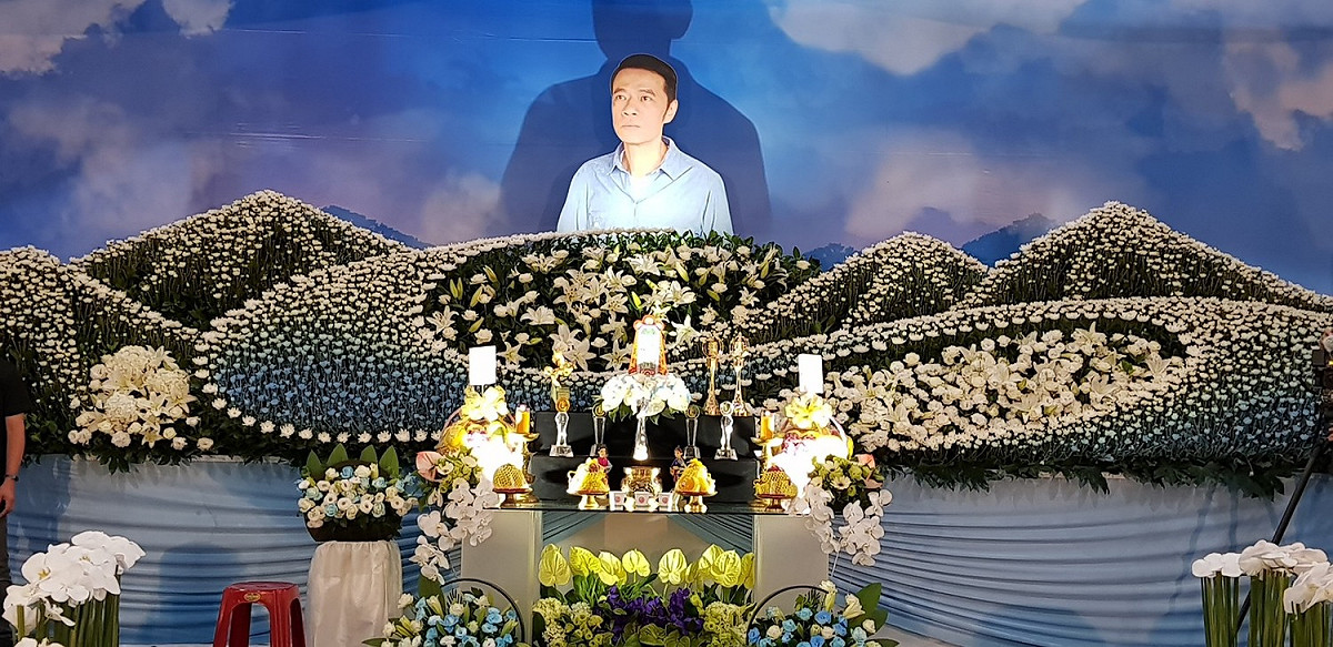 吳朋奉告別式遺照，家屬選用他拍吳念真導演的「御茶園」廣告所拍的照片。 圖：金熙國際/提供