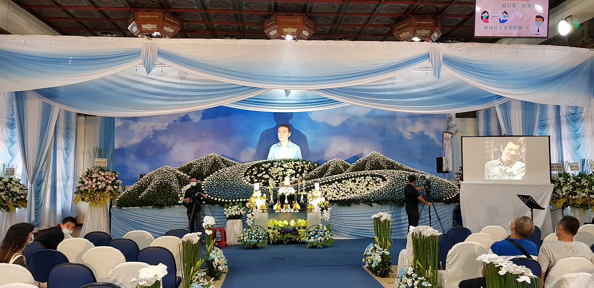吳朋奉告別式遺照，家屬選用他拍吳念真導演的「御茶園」廣告所拍的照片。 圖：金熙國際/提供