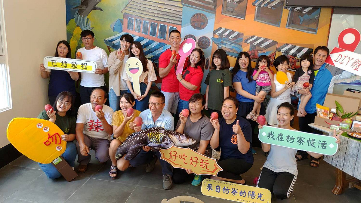 在農糧署南區分署長姚志旺與策展人黃耀寬的見證下，與枋寮10業者共同呼籲南下墾丁遊客千萬不要錯過美麗的枋寮 圖：阿達漁港餐廳/提供