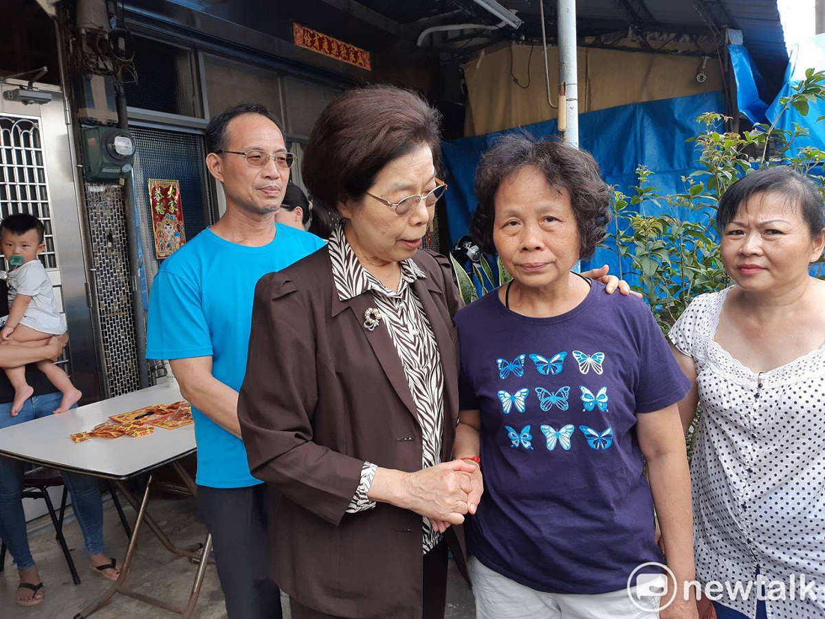 監察院長張博雅安慰李媽媽，要堅強走下去。 圖：蔡坤龍/攝