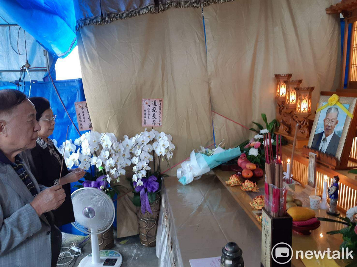 監察院長張博雅與夫婿紀展南醫師，到李承翰父親的靈前上香致祭。 圖：蔡坤龍/攝