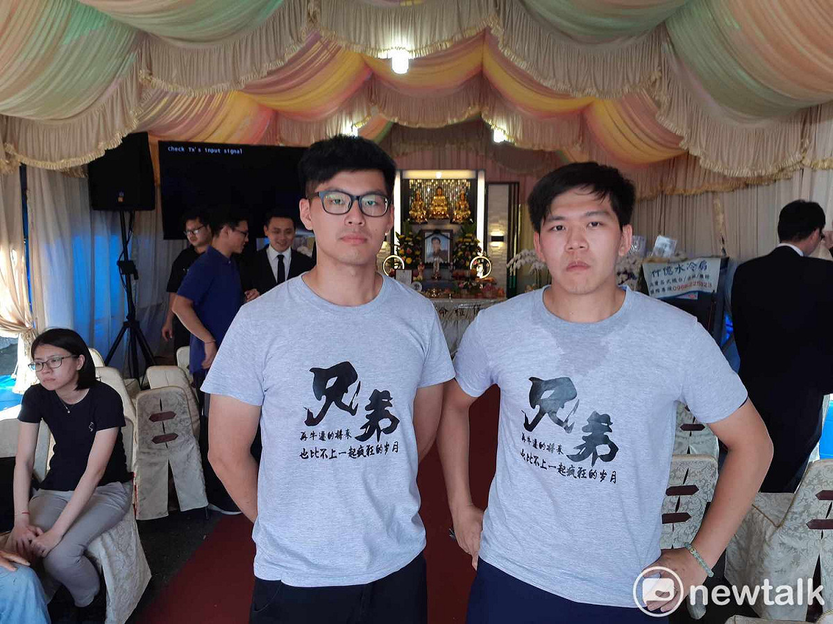 李承翰的昔日同窗好友，在他殉職後，到李家代替承翰盡孝，圖為李承翰冥誕時照片。 圖：蔡坤龍/攝
