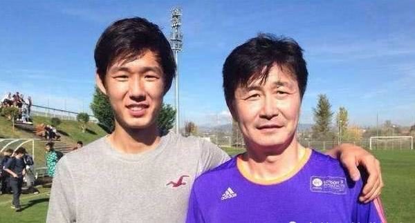 郝海東發布「滅共宣言」後，在塞爾維亞聯賽踢球的兒子郝潤澤傳出被球隊解僱。 圖：翻攝微博