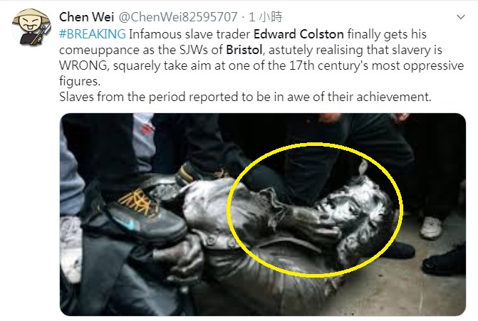英國布里斯托爾市爆發反暴警抗議，民眾把黑奴販賣者銅像推倒後再壓頸，模仿美非裔男子被白人警察壓頸致死情景。 圖：翻攝自Chen Wei推特
