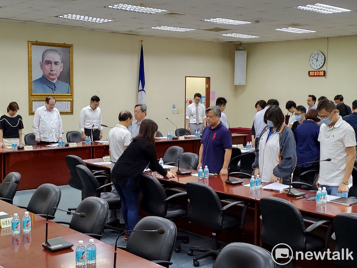 國民黨中央上午召開會議期間，默哀向日前墜樓身亡的許崑源致意。 圖：黃建豪/攝