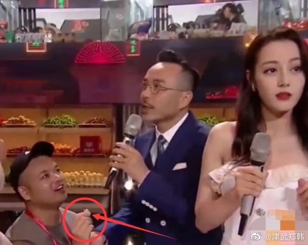 突然友現場男觀眾衝上台拿出戒指跟迪麗熱巴求婚。 圖：翻攝微博