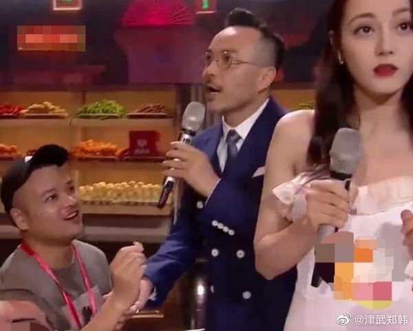 迪麗熱巴身旁男星汪涵高EQ及快速的臨場反應，出面替迪麗熱巴解圍。 圖：翻攝微博