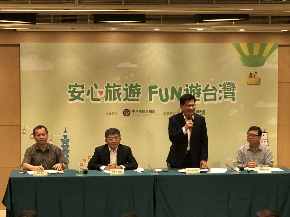 交通部長林佳龍在安心旅遊記者會上致詞。 圖：交通部／提供