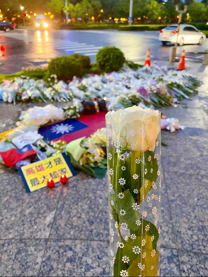 弔念前議長許崑源的地方，立起了一塊看板表明高雄才是最大輸家 圖:擷取自臉書