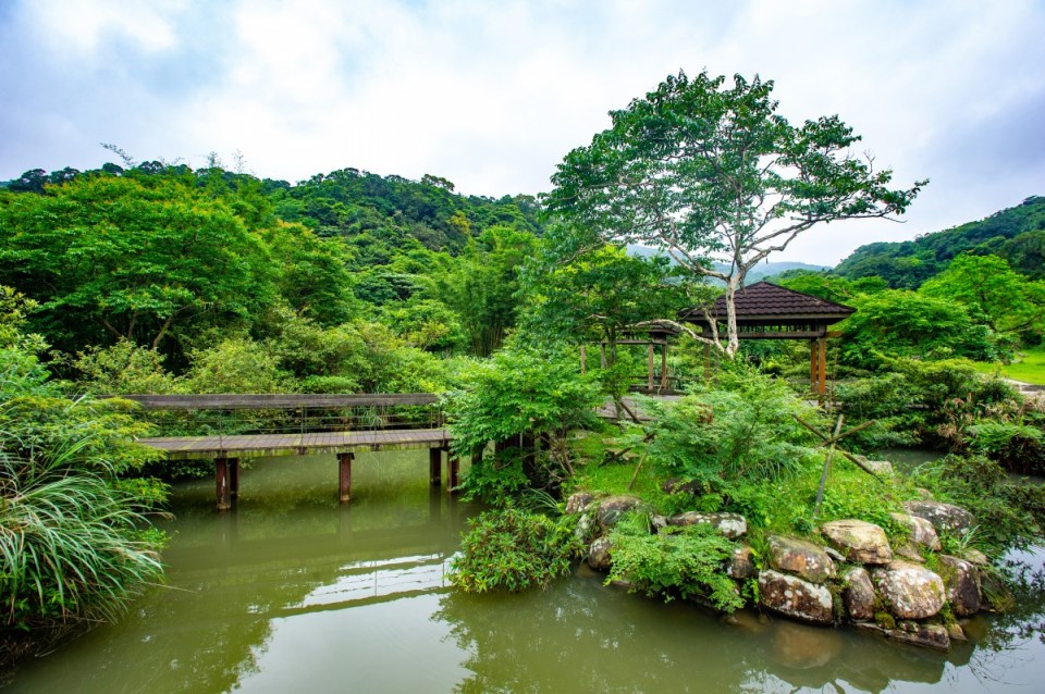 出外遊玩不只可以爬山、看海，邊聽線上導聆對腳下這塊土地有更深的認識。圖為遠望坑親水公園。 圖：翻攝自東北角暨宜蘭海岸國家風景區管理處網站