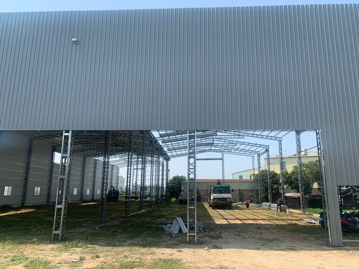 台中市農地上蓋違章工廠的問題很嚴重。 台中市議員周永鴻/提供