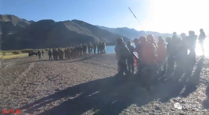 中印邊界衝突，雙方軍隊在湖邊對峙。 圖 : 翻攝自微信