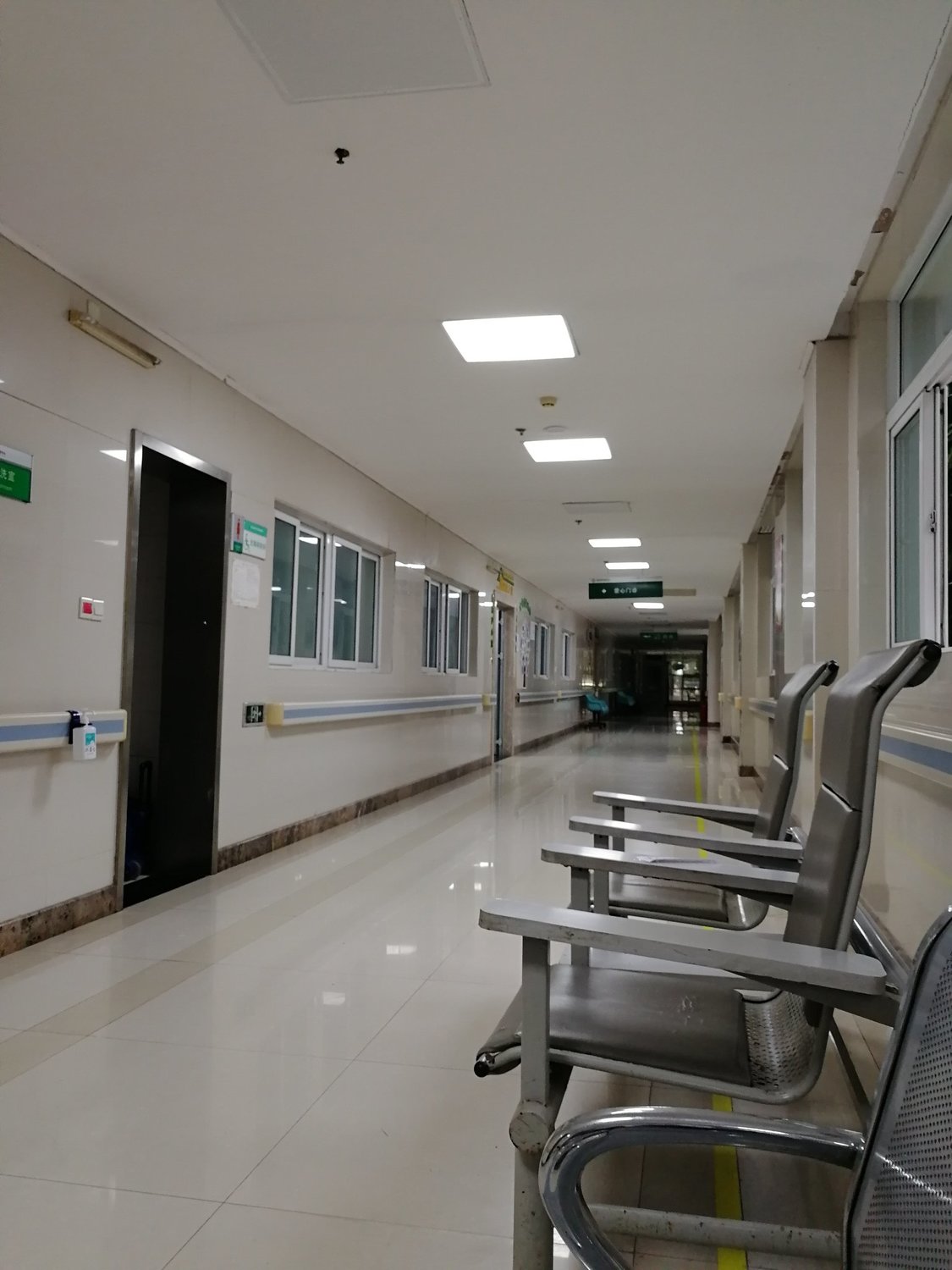 員警傷勢嚴重已送醫 圖:擷取自twitter