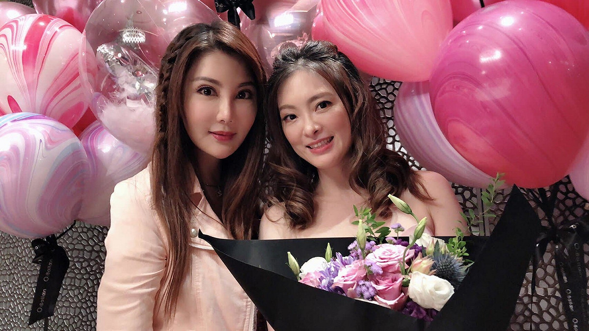 國標舞女王劉真(右)今年3月因心臟問題病逝，今日是她的冥誕，閨蜜楊麗菁(左)凌晨在臉書發文悼念。 圖：翻攝楊麗菁臉書粉絲專頁