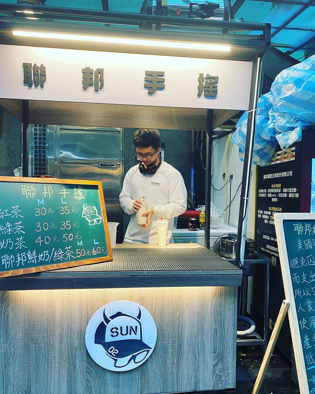 網友發現飲料攤上的名稱與當時孫安佐在美國被關的聯邦監獄同名，紛紛留言表示此反諷超有趣。 圖 : 翻攝自孫安佐IG