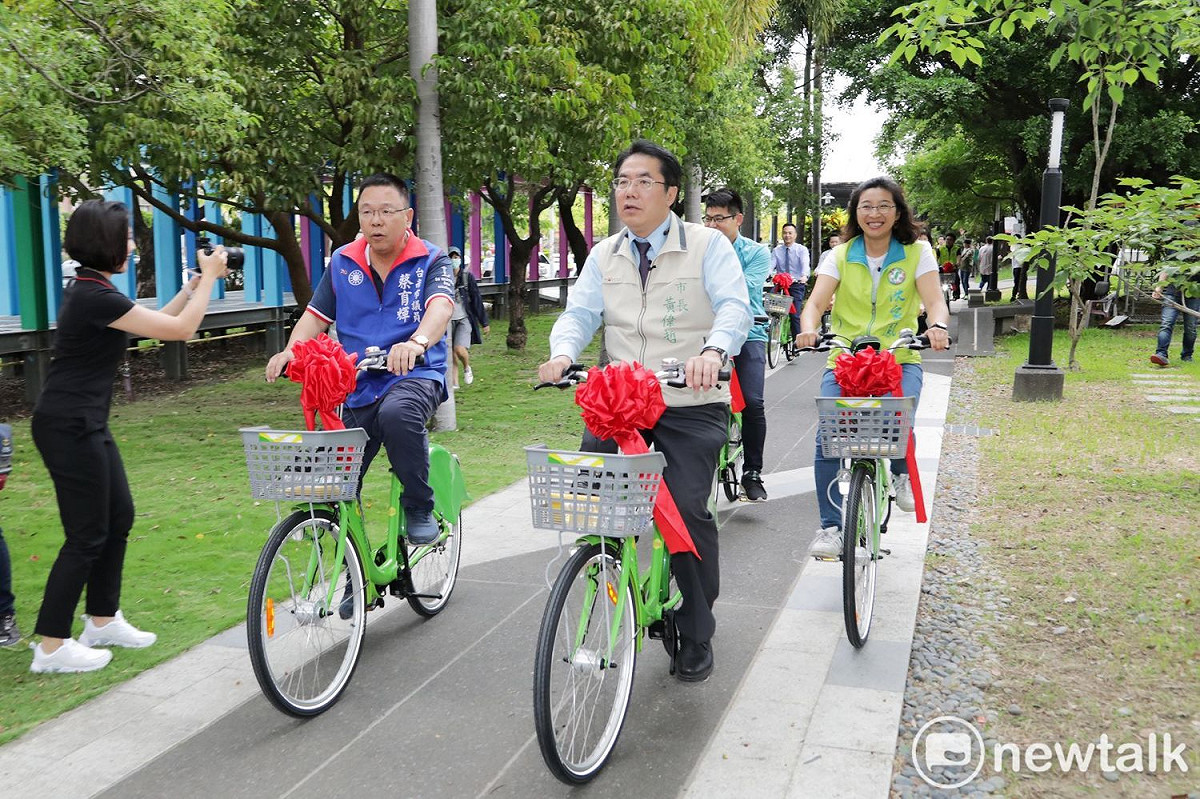 台南市公共自行車T-Bike今（109）年度新設15站，更首度擴大服務至溪北地區，其中有4站設在新營，台南市長黃偉哲今日主持新站啟用儀式。 圖：黃博郎／攝