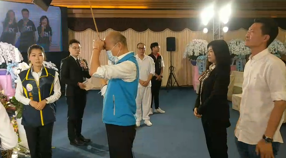 韓國瑜二度到許崑源靈堂弔唁。 圖：高雄市議會／提供