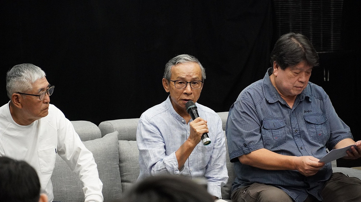吳念真(中)今日與羅北安(右)、柯一正(左)出席舞台劇開賣記者會時，談到關於網路霸凌的亂象，呼籲網友不要用自己不理解角度去過度解度。 圖：綠光劇團/提供