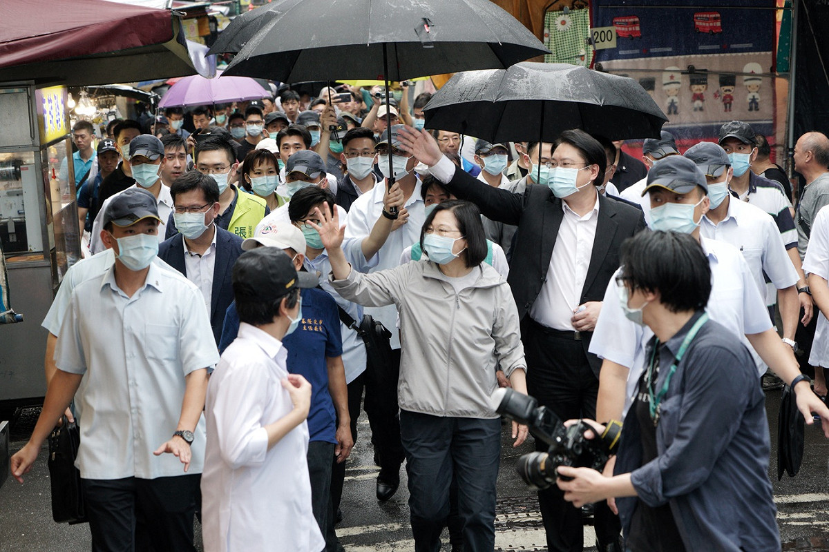 總統蔡英文、基隆市長林右昌向基隆廟口夜市的攤商、店家揮手致意。 圖：張良一/攝