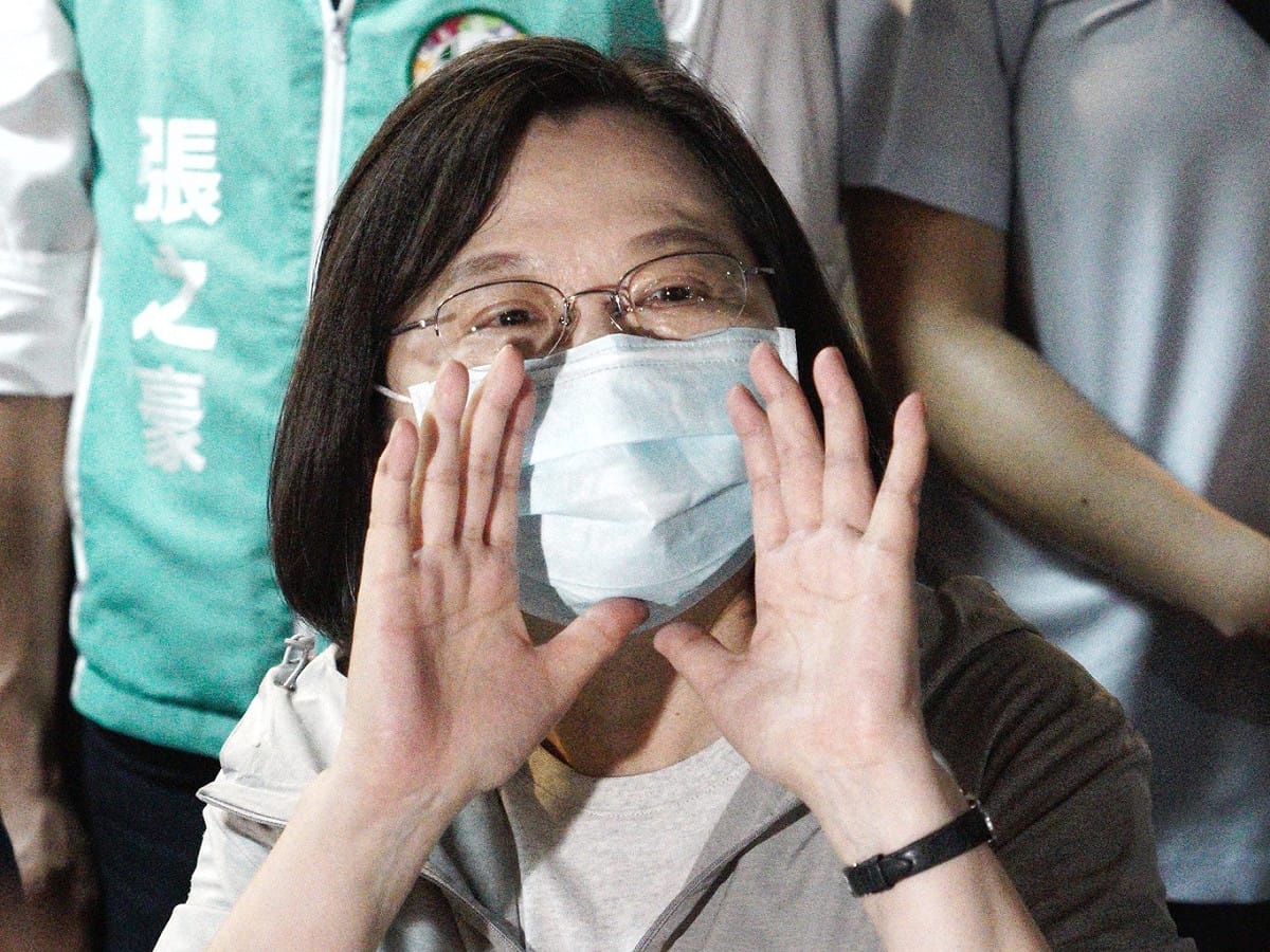 總統蔡英文雙手貼近臉頰，高聲問遊客從哪裡來？有位住在台灣的日本年輕人用日文高聲向小英說，感謝台灣致贈口罩給日本協助抗疫。 圖：張良一/攝