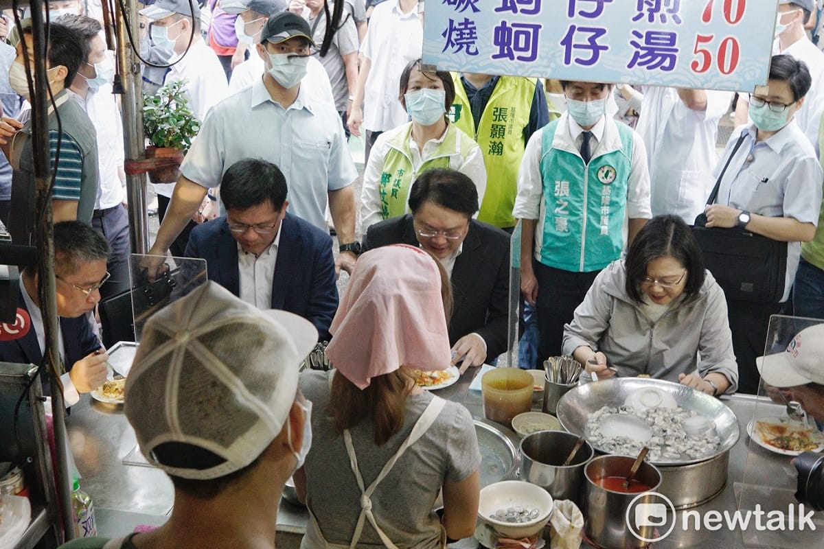 總統蔡英文在內政部長徐國勇、交通部長林佳龍和基隆市長林右昌的陪同下，走訪基隆廟口夜市嚐美食並大力促銷基隆廟口夜市的美食。 圖：張良一 / 攝