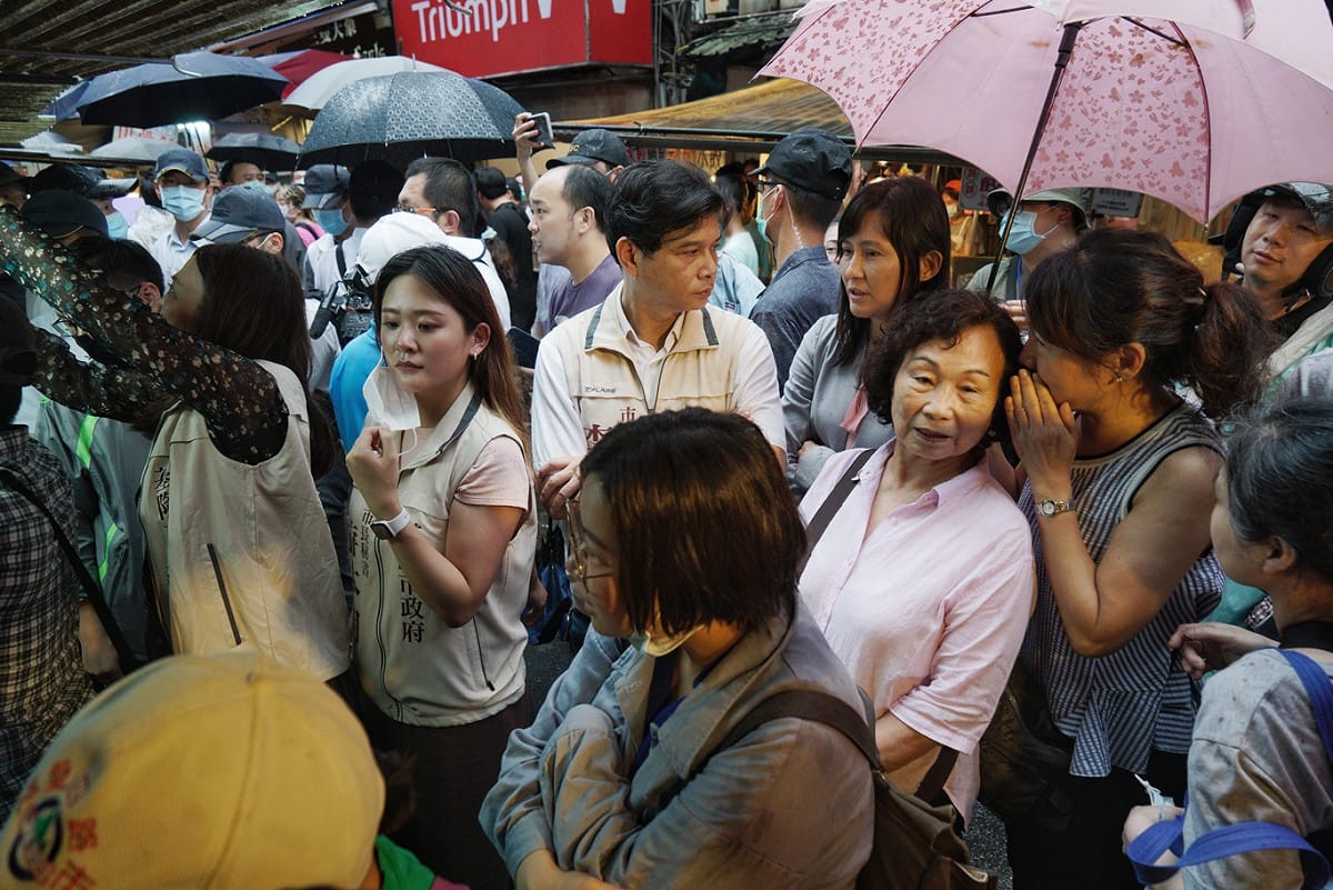 總統蔡英文走訪基隆廟口夜市，一度吸引遊客駐足圍觀，看看小英總統吃什麼？ 圖：張良一/攝