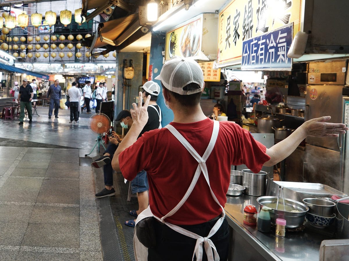 賣鼎邊銼的店家招攬客人來店消費。 圖：張良一/攝