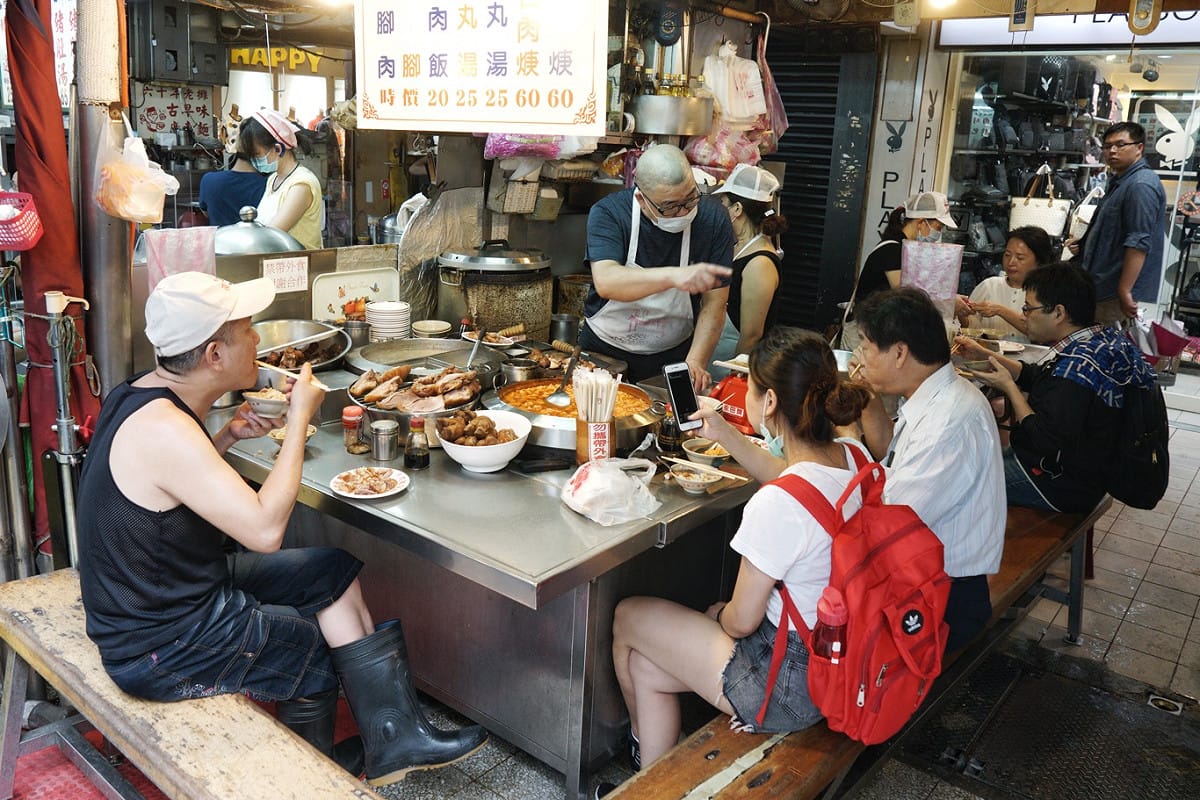 熟食攤吸引遊客嚐美食。 圖：張良一/攝
