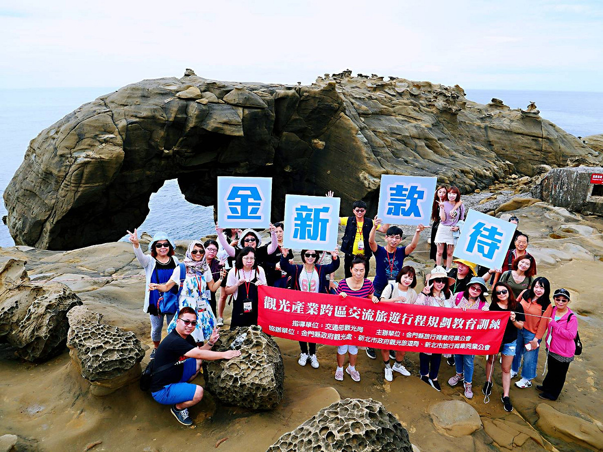金門踩線團到濱海步道欣賞絕美秘境-象鼻岩、酋長岩。 圖：新北市觀旅局提供