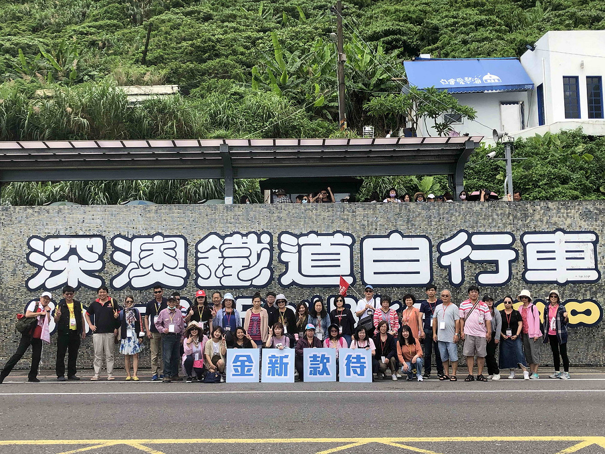 金門踩線團到北台灣最美的臨海火車站-八斗子車站，體驗深澳鐵道自行車。  圖：新北市觀旅局提供