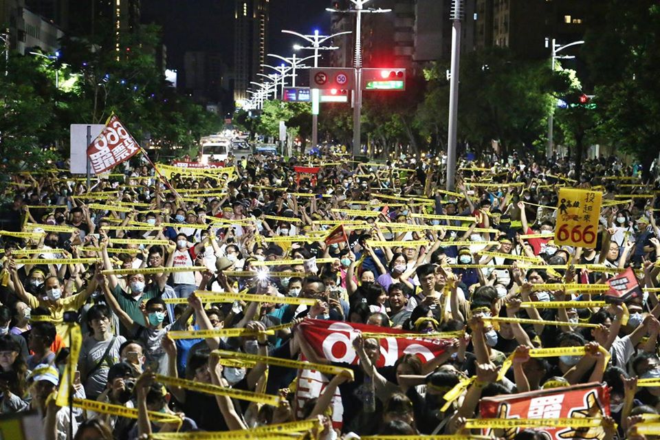 高雄人以93萬多票罷韓成功，寫下台灣紀錄，其中艱辛，只有高雄人自己最清楚。 圖：翻攝自Wecare高雄臉書