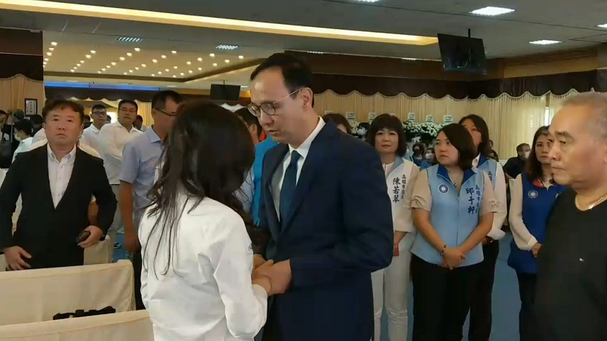 朱立倫赴許崑源靈堂弔唁、慰問家屬。 圖：翻攝自高雄市議會影片