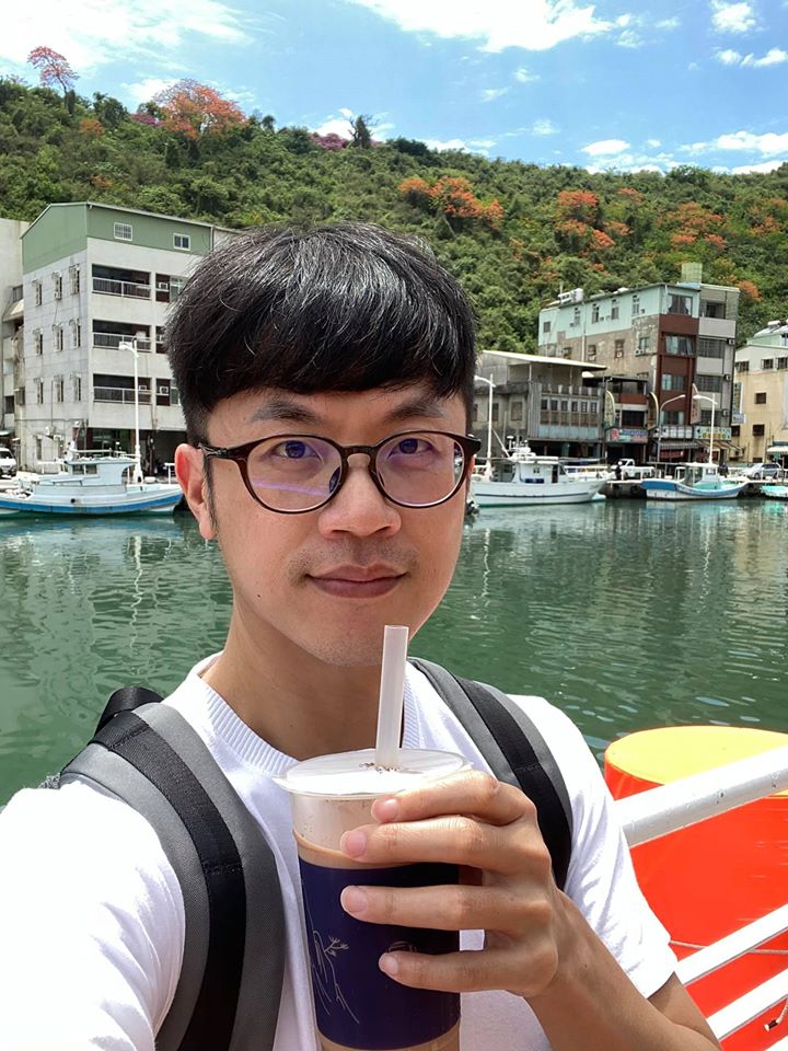 焦糖哥哥陳嘉行目前在讀社會研究所，他昨日晚上發文無奈表示，自己被韓粉出征了。 圖：翻攝焦糖哥哥陳嘉行臉書粉絲專頁