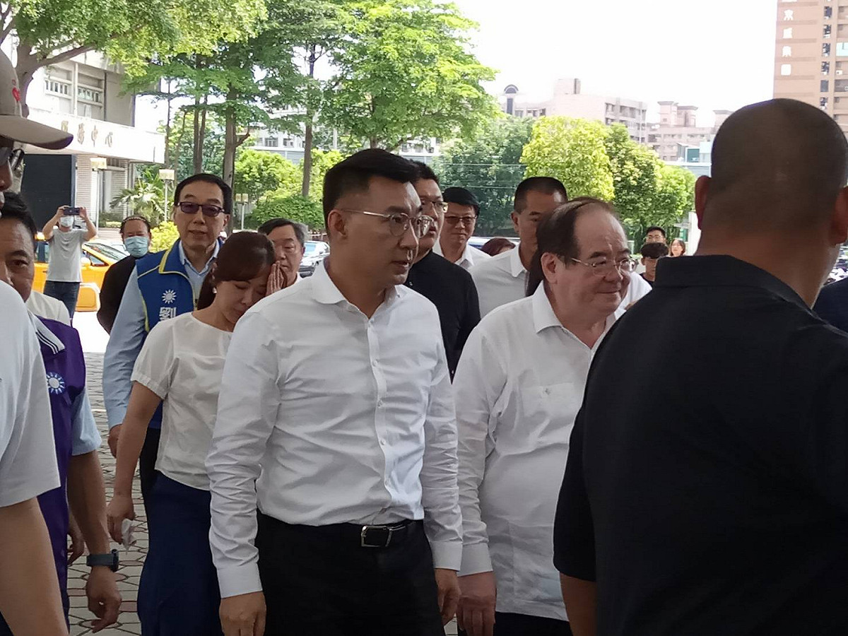 國民黨主席江啟臣率常委和立委弔唁許崑源議長。 圖/孫家銘攝