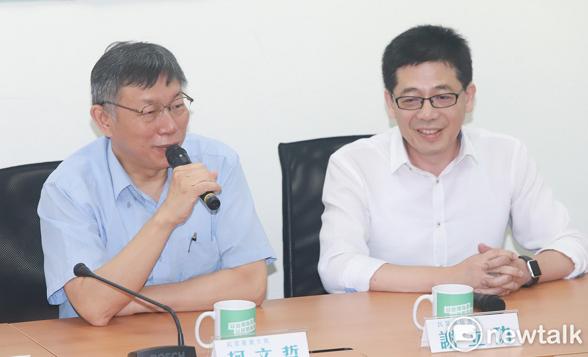 民眾黨主席柯文哲、民眾黨秘書長謝立功。 圖：周煊惠 / 攝