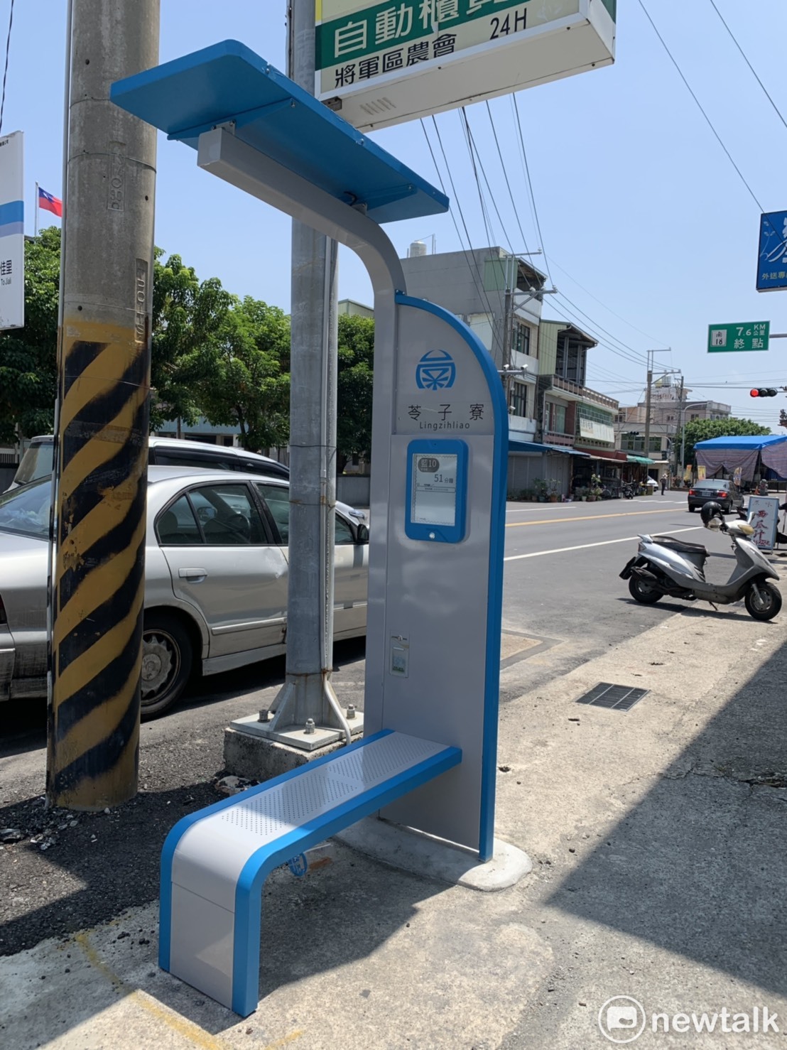台南市政府去年向中央爭取建置30座太陽能電子紙智慧站牌，已全數完工啟用，遍及溪北地區及國中小學校等處，提供候車民眾精確的公車到站資訊，提高公車服務品質。 圖：黃博郎／攝