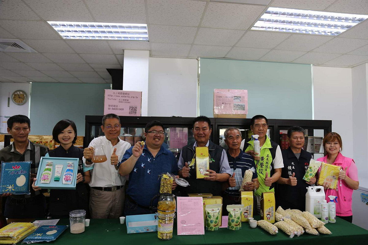 立委蔡易餘、議員林緗亭、鄉長劉敬祥等人力推「水上蓮香」農產品。 圖：蔡易餘立委服務處/提供