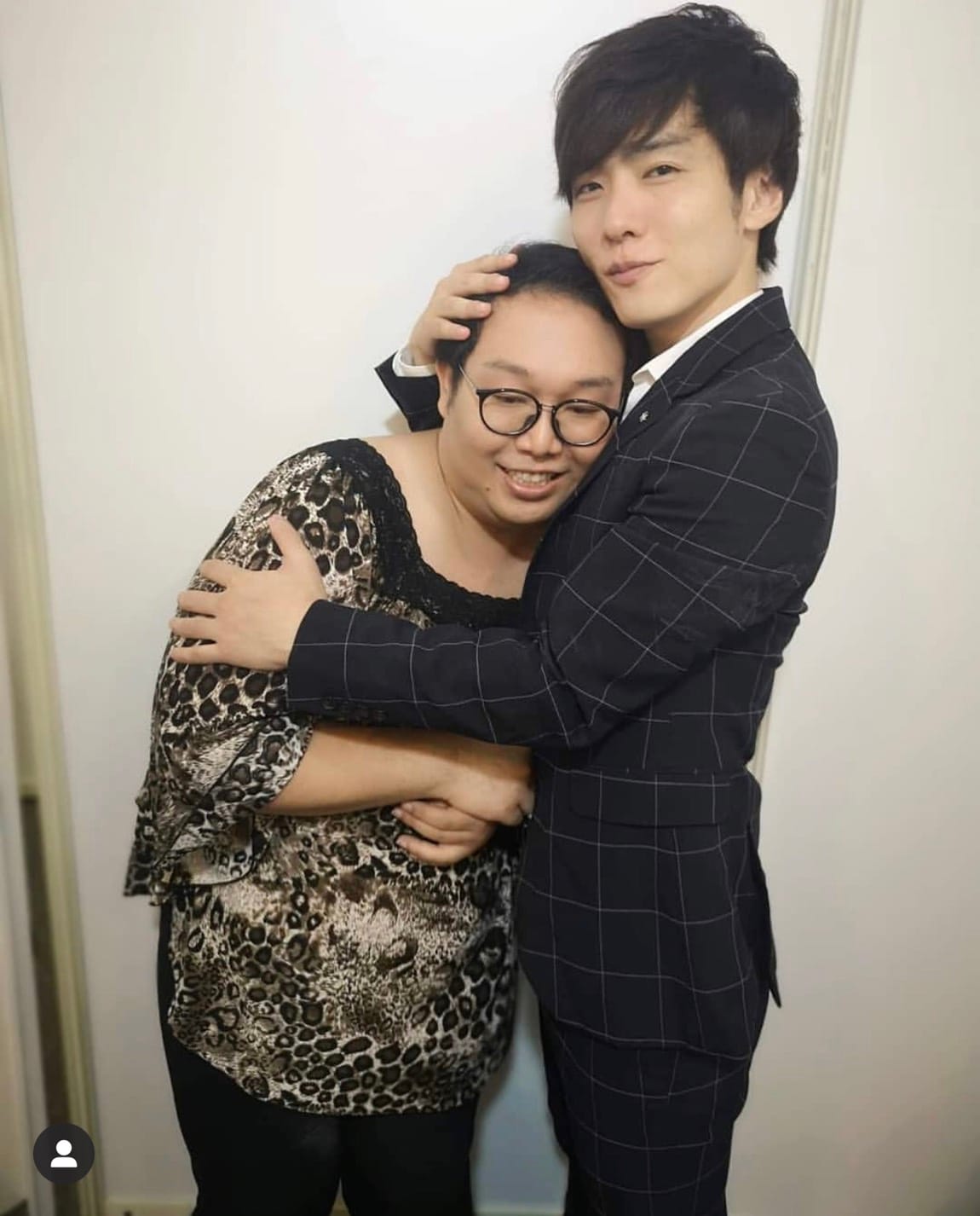 娘娘(左)見AV男優鈴木一徹(右)馬上就小鳥依人。 圖：翻攝Alizabeth 娘娘Instagram