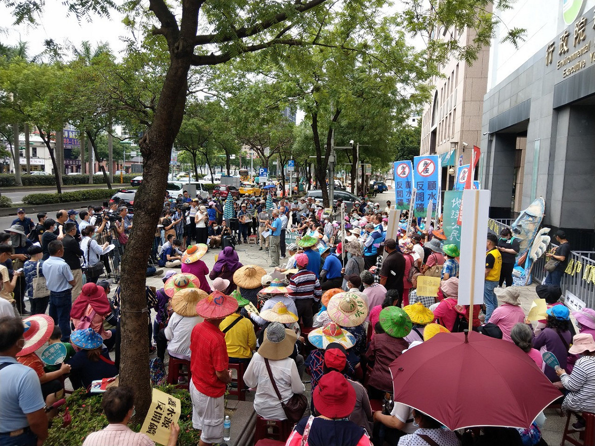 環保署今（10）日下午進行「永侒實業股份有限公司所領臺濟採字第4384號礦區申請核定礦業用地案環境影響說明書」環評審查，但在會前就有超過200位居民聚集門口抗議。 圖：地球公民基金會提供