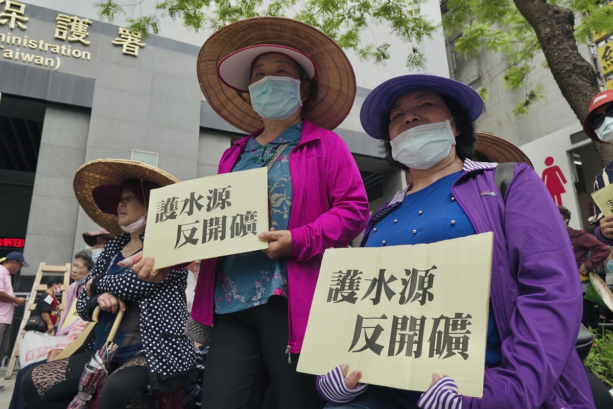 內城社區居民反對開礦 ，為了子孫護水源。 圖：地球公民基金會提供