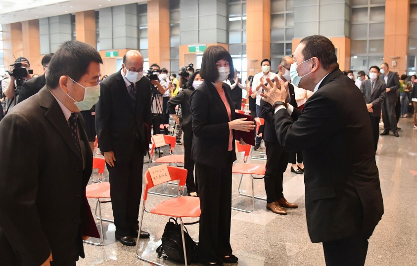 侯友宜主持區長宣哲就職及交接典禮，提醒「承擔、犧牲、榮譽」。 圖：新北市政府提供
