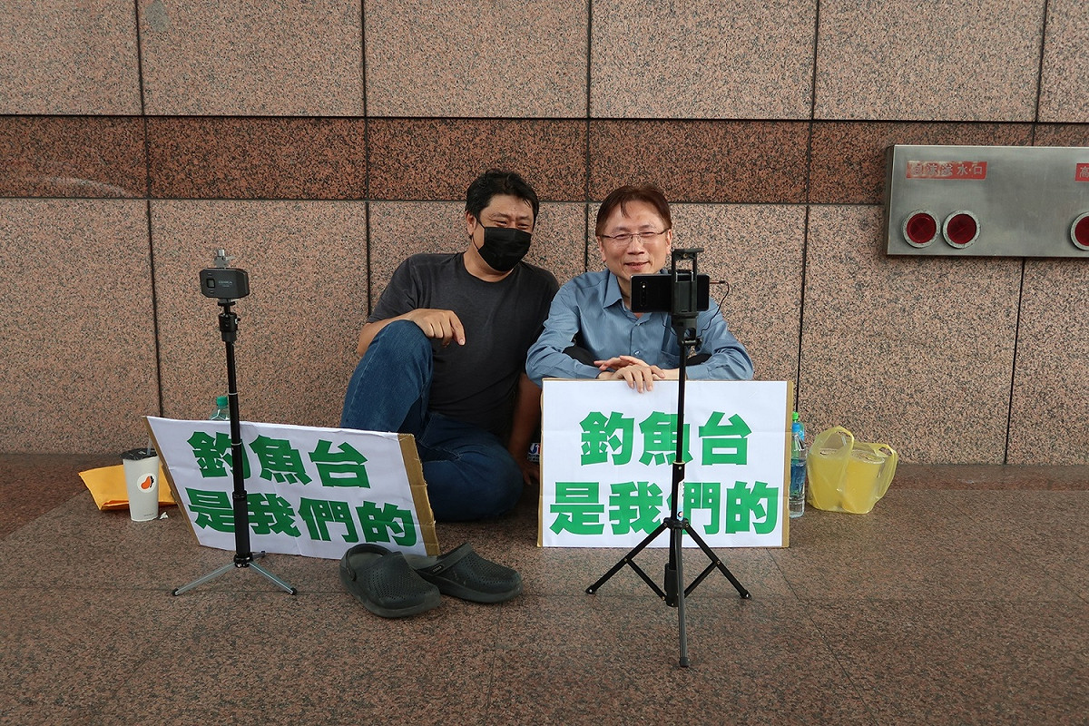 韓粉杏仁哥、村長（詹江村）10日到民進黨樓下直播 圖：林朝億/攝