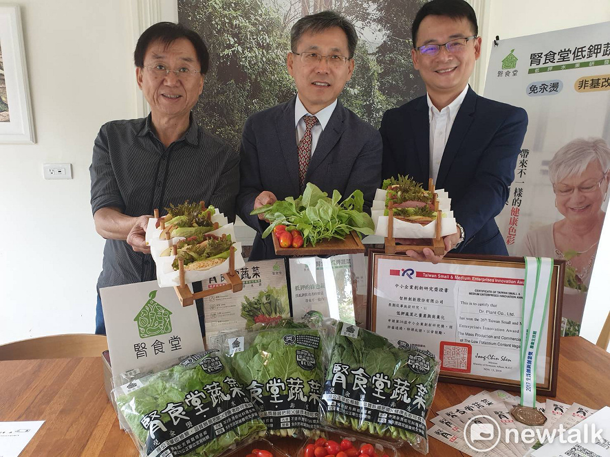 「智耕創新」獲得國發基金天使投資方案資金，王品前副董王國雄（左一」居功不小，今天也為智耕站台推薦。 唐復年/攝