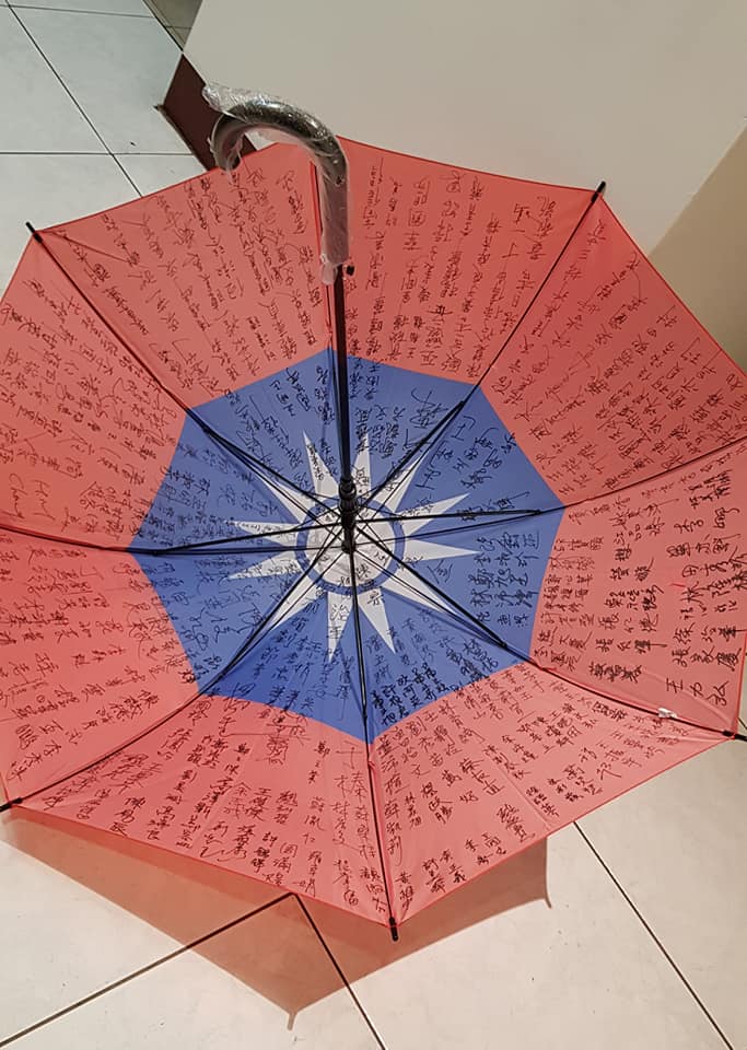 雷郁媚準備了「萬民傘」給韓粉簽名，要送給韓國瑜表達支持。 圖：翻攝雷郁媚臉書