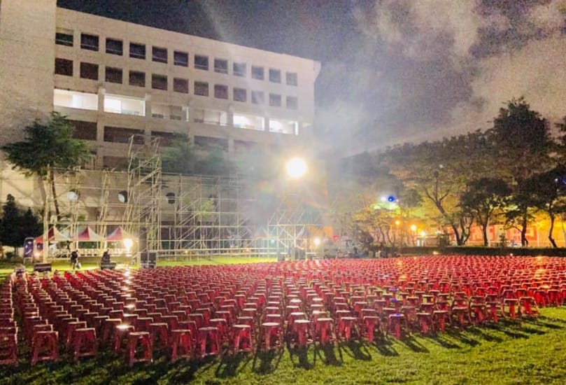 韓國瑜邀請支持者戴口罩穿白衣於鳳山行政中心草地集合，現場已經擺滿許多紅色椅子。 圖：翻攝韓黑父母不崩潰臉書