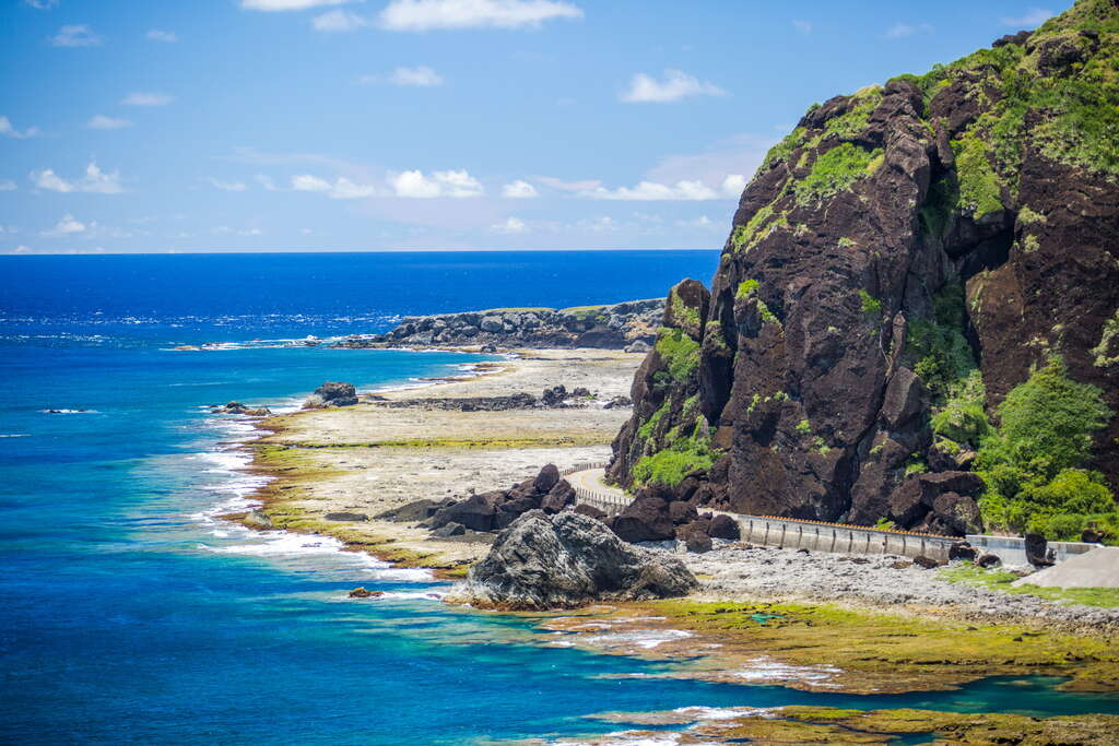 過山古道的涼亭可眺望綠島環島公路。 圖：翻攝自東部海岸國家風景區網站