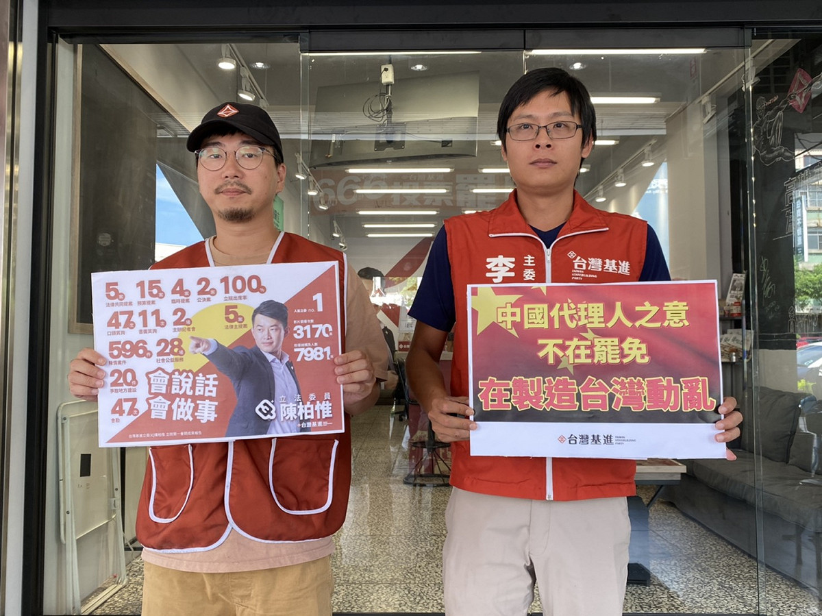 台灣基進高雄黨部主委李欣翰（右）與罷韓志工組長周則宇共同召開記者會，針對新黨揚言發動罷免基進唯一一席的台中立委陳柏惟，回應表示新黨的目的，不在罷免，而在製造台灣動亂。 圖 : 台灣基進黨/提供