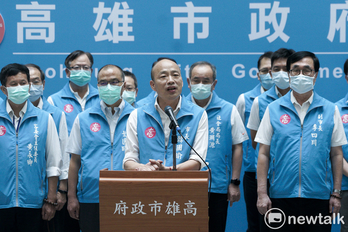 前高雄市長韓國瑜昔日率市府團隊向民眾道謝。 圖：張良一/攝(資料照)